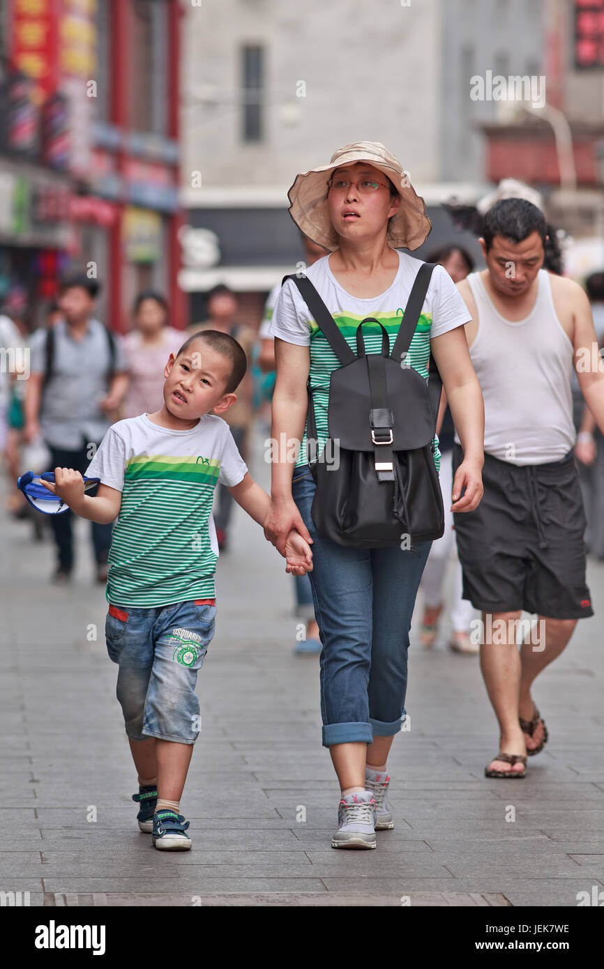PECHINO-9 GIUGNO 2015. Donna cinese con il suo bambino. Per decenni, le famiglie cinesi potrebbero avere un solo bambino. Ora è consentito avere due figli. Foto Stock