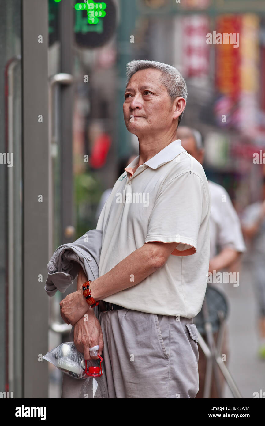 PECHINO-9 GIUGNO 2015. Uomo che invecchia nel centro della città. La popolazione anziana (60 anni) in Cina è di 128 milioni di persone, una su dieci, la più grande del mondo. Foto Stock