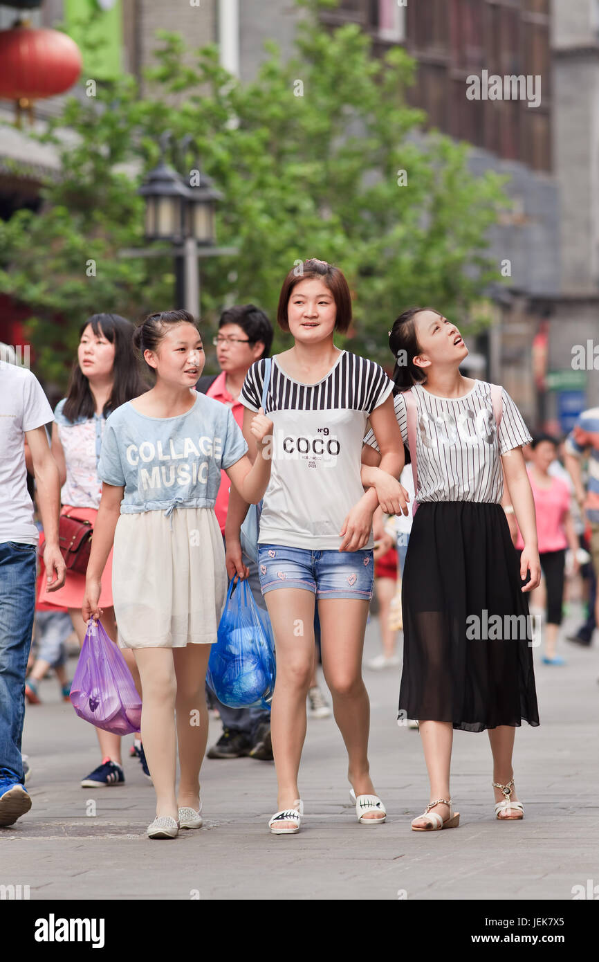 PECHINO-9 GIUGNO 2015. Ragazze giovani in via di shopping. Secondo il censimento nazionale del 2010, la popolazione non sposata della Cina è enorme: 249 milioni di persone con più di 18 anni. Foto Stock