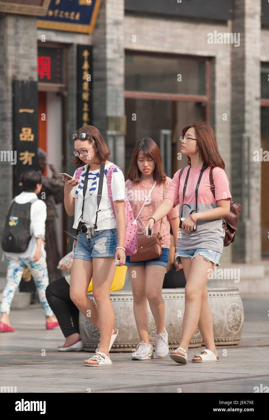 PECHINO-9 GIUGNO 2015. Giovani ragazze nella zona commerciale. Secondo il censimento nazionale del 2010, la popolazione non sposata della Cina è enorme: 249 milioni di persone con più di 18 anni. Foto Stock