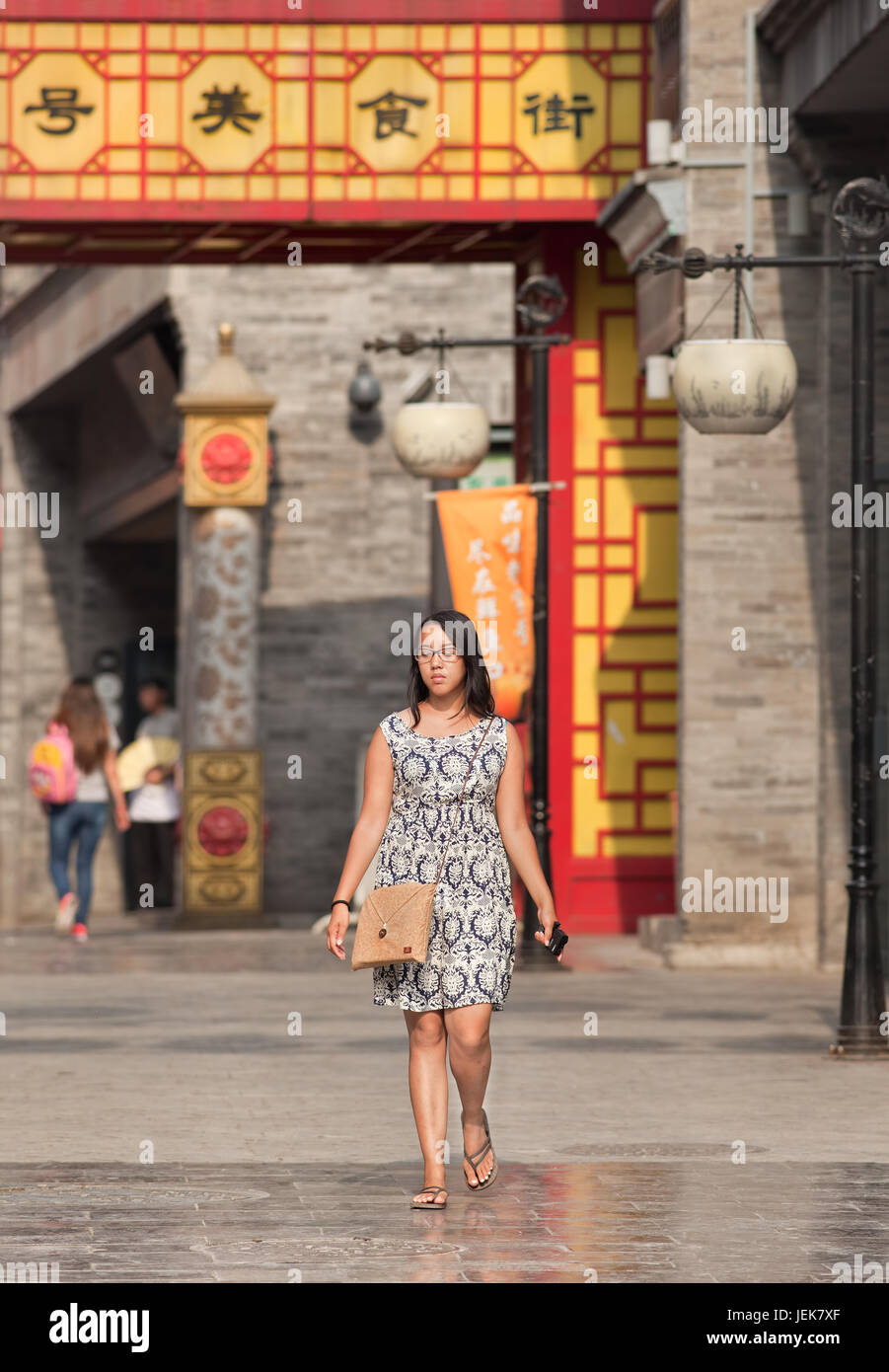 PECHINO-9 GIUGNO 2015. Donna alla moda cammina in via Qian Men. Oltre 27 anni e donne non sposate in Cina sono etichettate come donne ancora in vita. Foto Stock