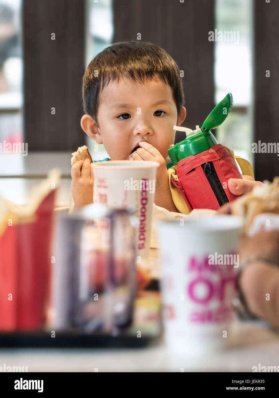 PECHINO-5 GIUGNO 2016. Ragazzo di MacDonald’s. I bambini cinesi sono spesso viziati con fast food, che ha effetti negativi. Foto Stock