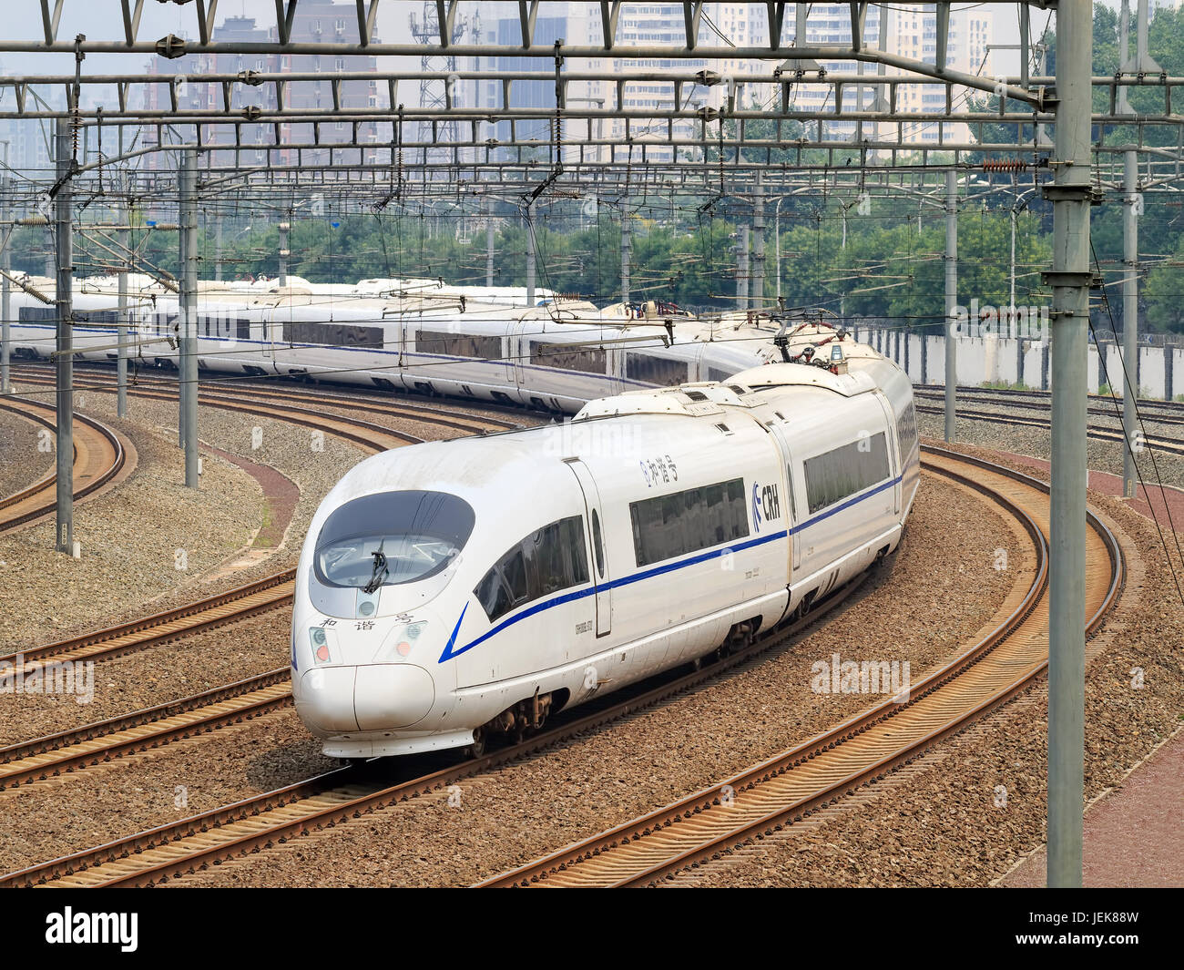 PECHINO-5 GIUGNO 2016. Il treno superveloce parte da Pechino. Negli ultimi 10 anni la Cina ha costruito 20.000 km di ferrovia ad alta velocità, 20 sistemi di trasporto pubblico urbano. Foto Stock