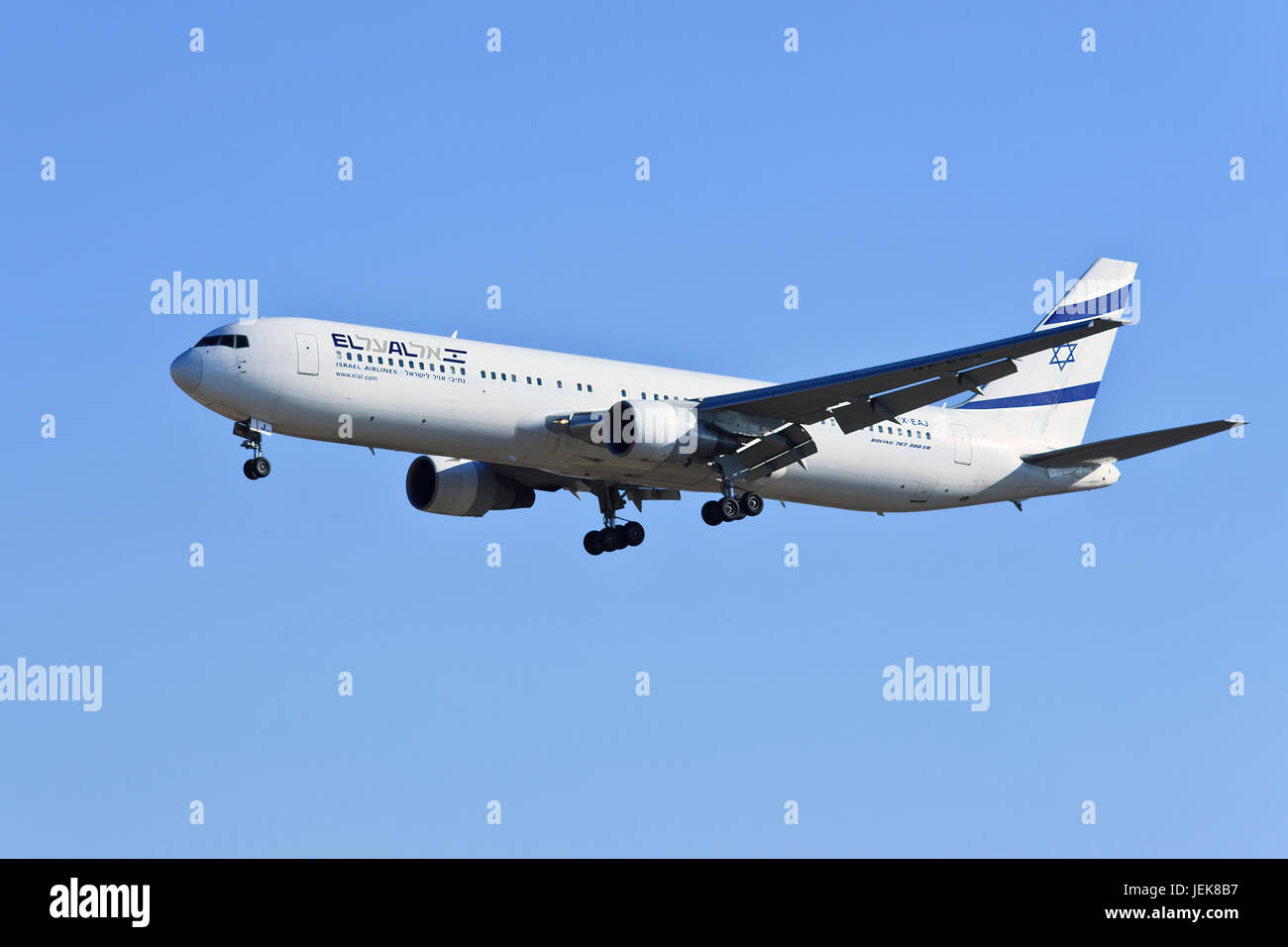 PECHINO-DEC. 9. Boeing 767-330ER, 4X-EAJ dall'atterraggio di El al Israel Airlines. Un aerolliner a due congenianti per il corpo largo a medio e lungo raggio. Foto Stock