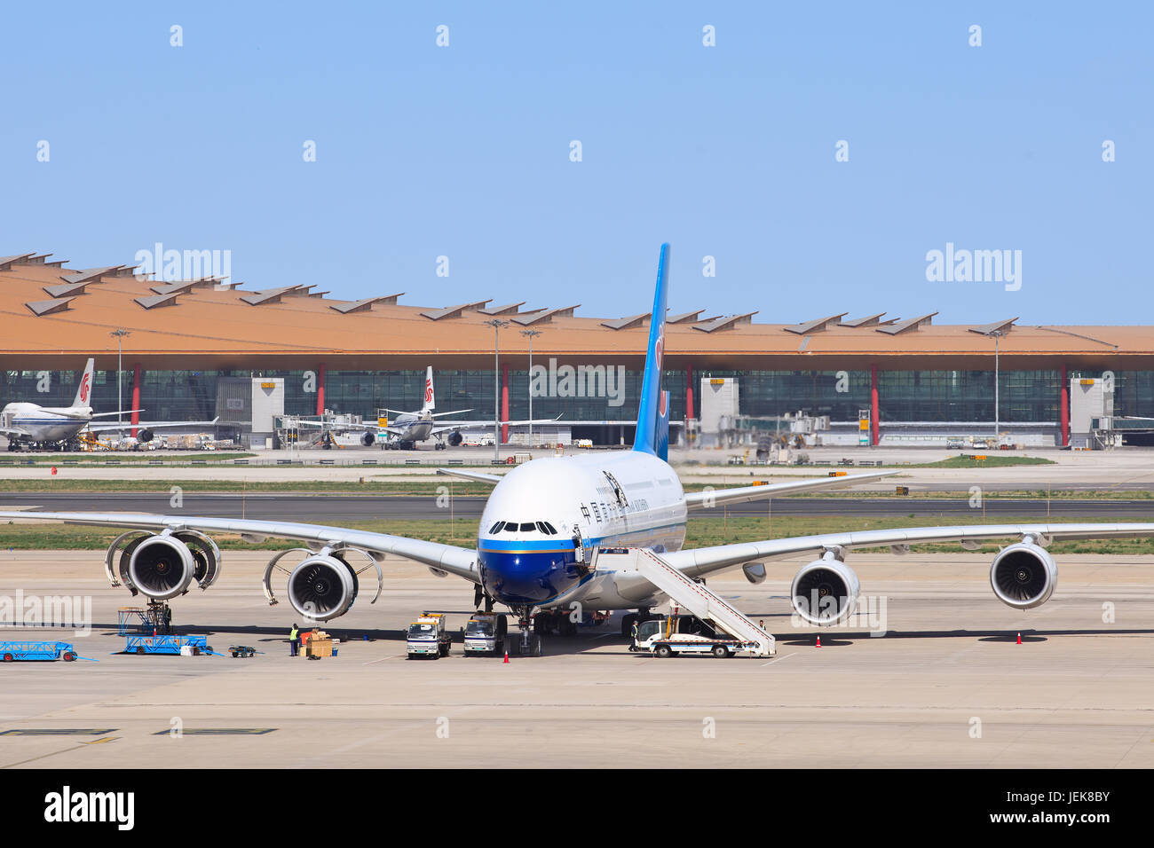 PECHINO-11 MAGGIO 2013. Airbus A380-861 sull'Aeroporto di Pechino capitale. L'Airbus è un aereo a quattro motori a doppio ponte, a cassone largo. Foto Stock