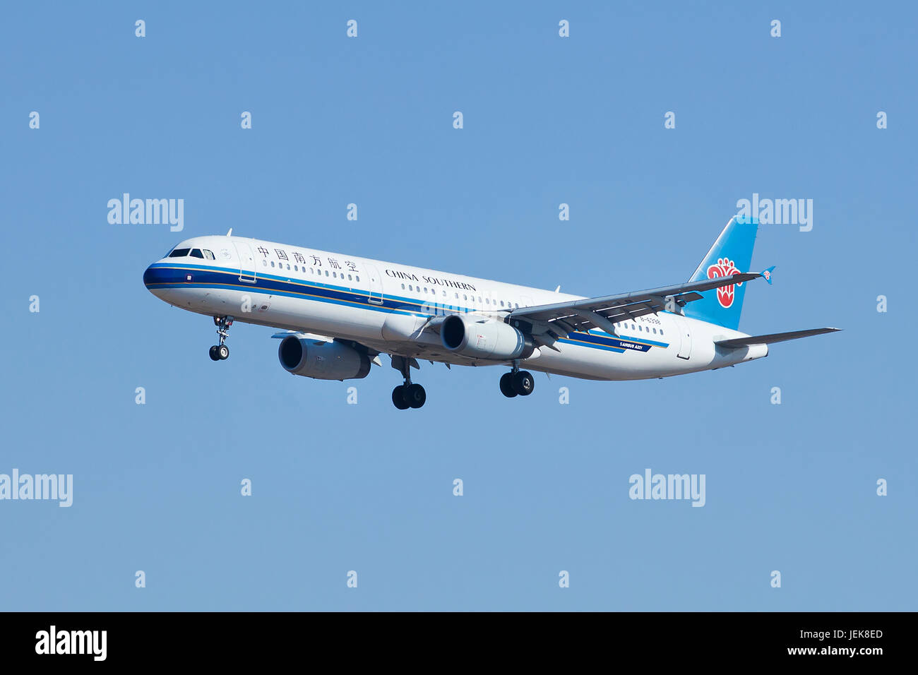 Pechino-Marzo 6, 2014. Southern Airlines B-6398 Airbus A321 è lo sbarco a Pechino. A partire dal mese di luglio 2013, un totale di 5,677 Airbus A320 famiglia aeromobili hanno Foto Stock