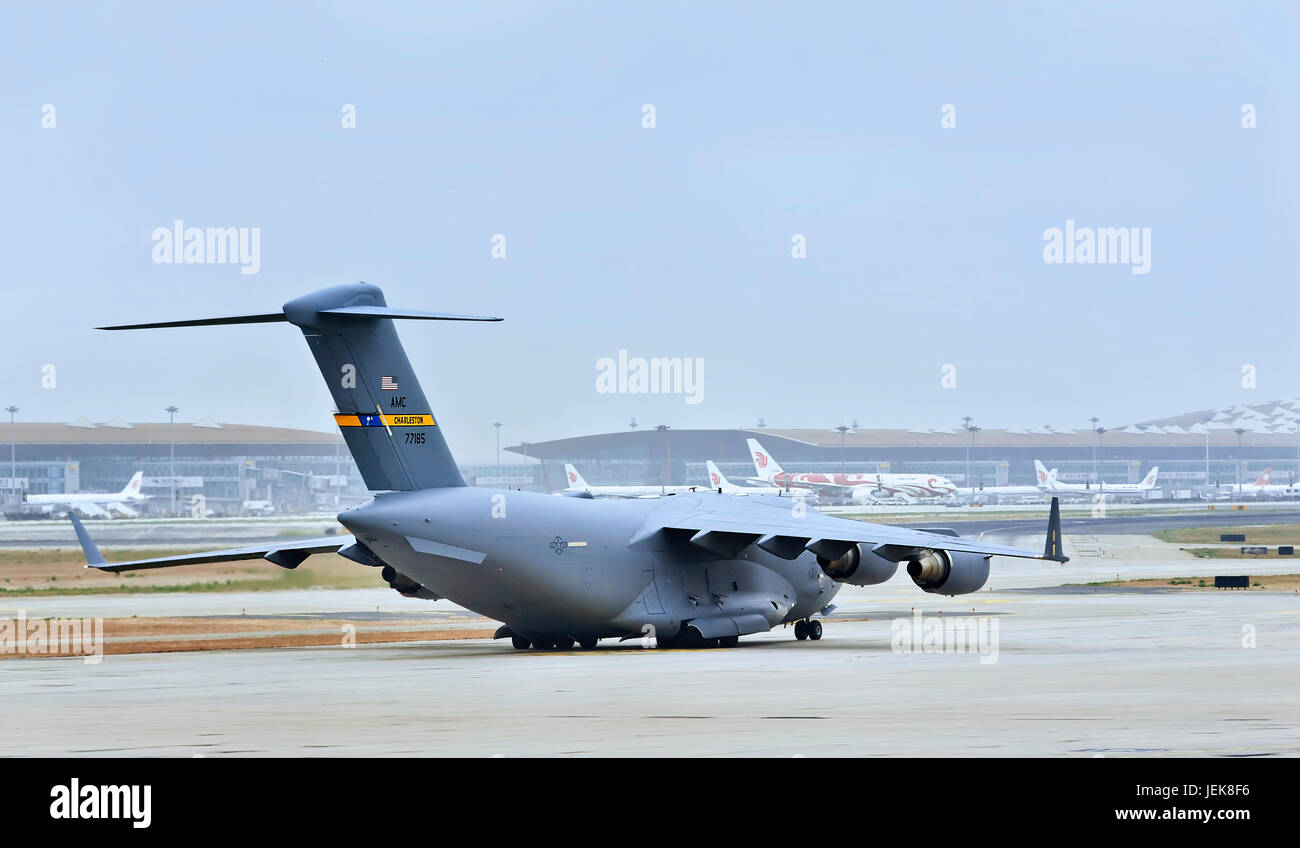 PECHINO-OTT. 4, 2014. US Air Force 77185, C-17 Globemaster III atterrato sull'aeroporto internazionale di Pechino capitale. Foto Stock