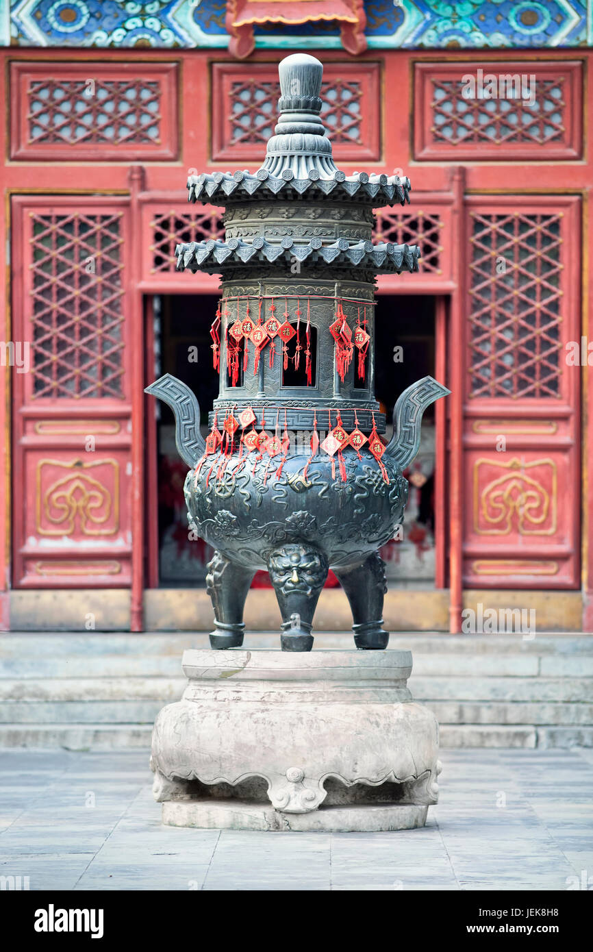 Ornato altare impiccato con le schede desiderate in un tempio buddista, Pechino, Cina Foto Stock