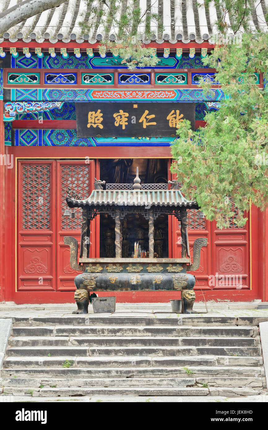 Ferro da stiro con altare brucia incenso al Bi Yun Si tempio buddista, Pechino, Cina Foto Stock