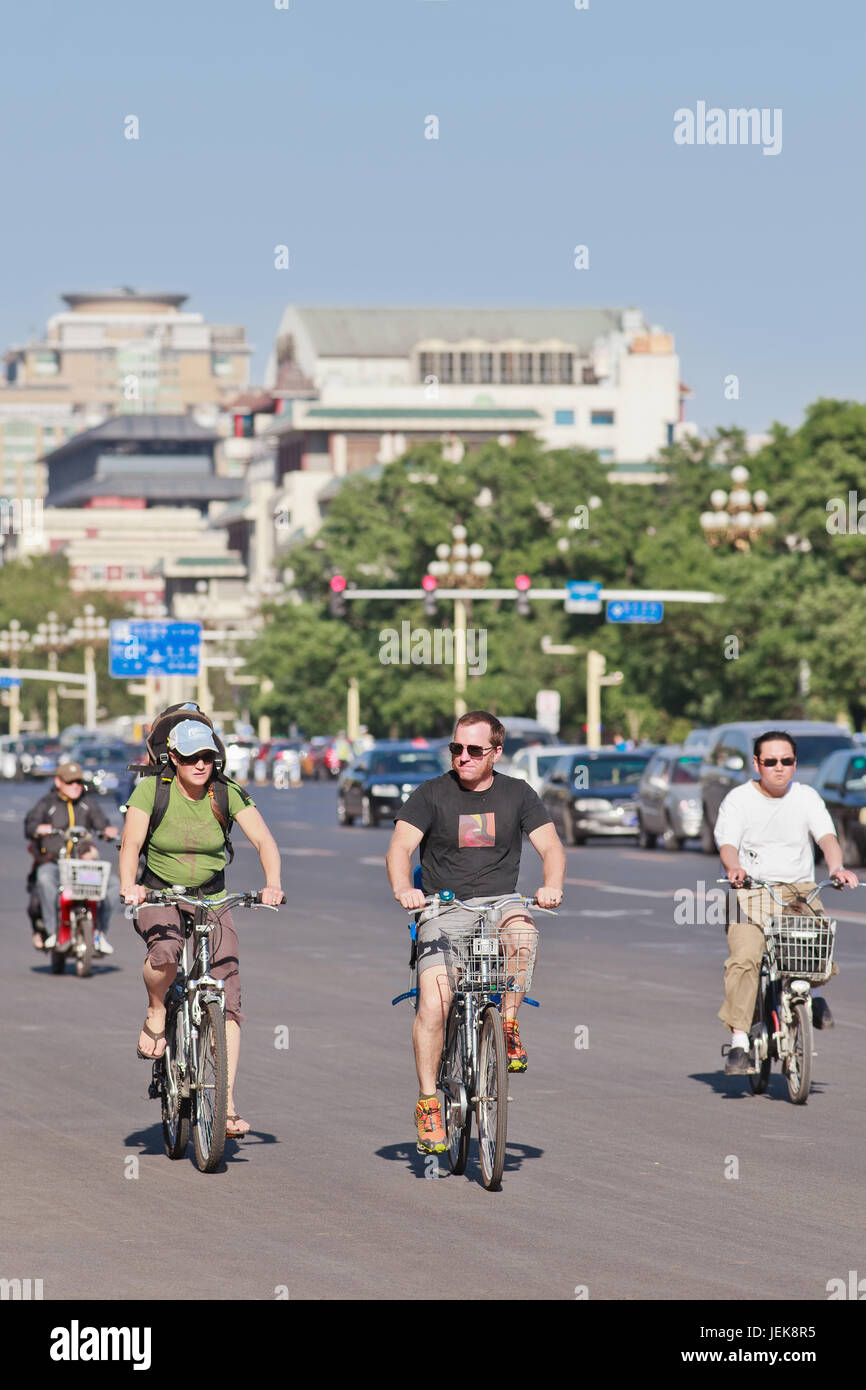 PECHINO-29 MAGGIO 2013. Turisti stranieri che si divertono in bicicletta al viale Chang'an nel centro della città di Pechino. Foto Stock