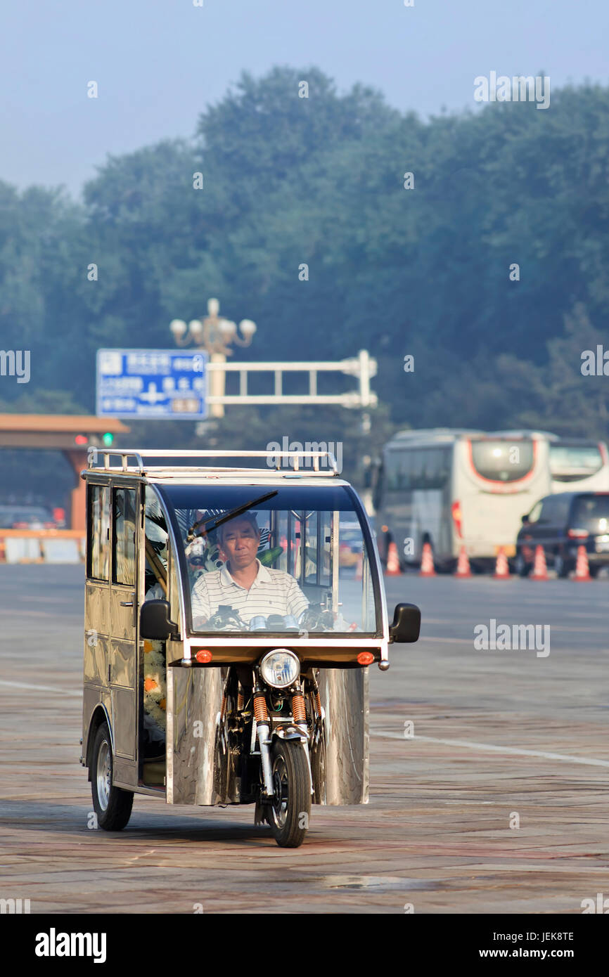 PECHINO-1 GIUGNO 2013. Triciclo a motore taxi in prima mattina. Sono simili ai Tuk Tuk Tuk, alle Filippine Tricicles e al Vietnam Cyclos. Foto Stock