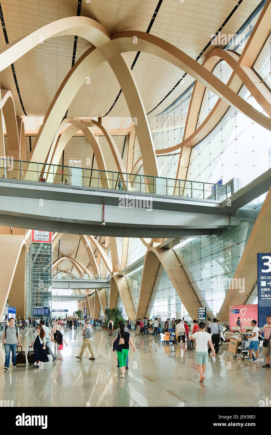 KUNMING-luglio 14, 2014. Gli spaziosi interni di Kunming Changshui Aeroporto internazionale con i viaggiatori a piedi attorno a. Essa è il principale aeroporto che serve K Foto Stock