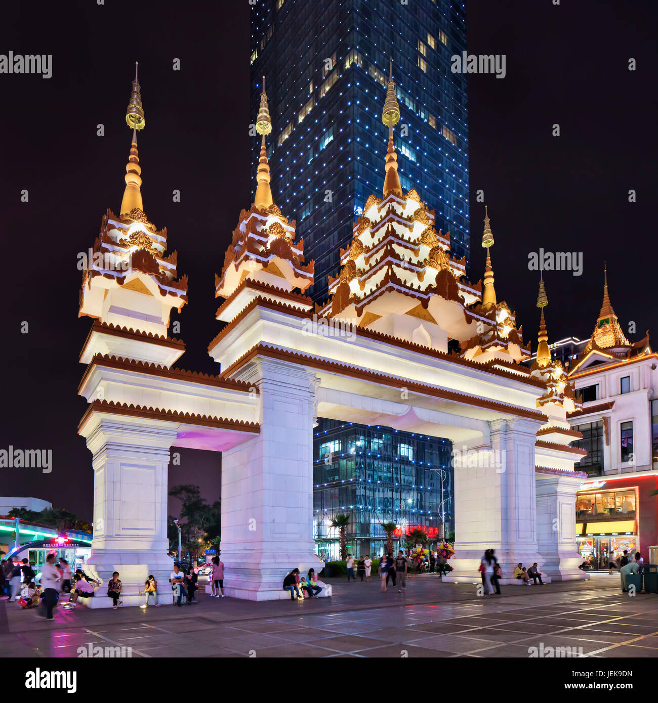 KUNMING-6 LUGLIO 2014. Porta ornata vicino all'area dello shopping di notte. Kunming è un paradiso per gli amanti dello shopping, le sue strade e piazze sono piene di centri commerciali. Foto Stock