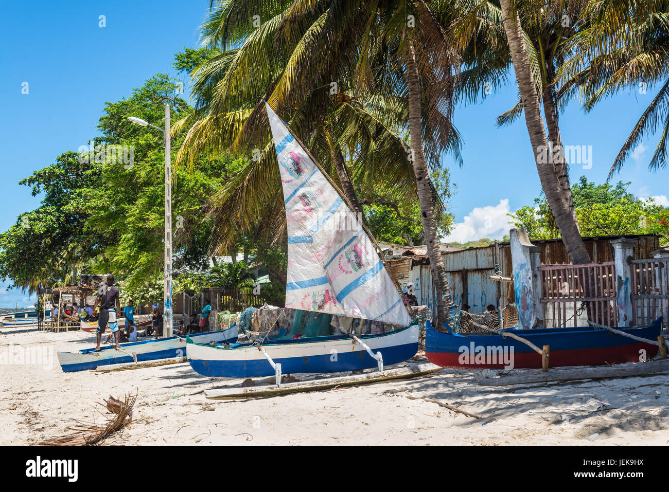 Ramena, Madagascar - 20 dicembre 2015: gli abitanti dei villaggi locali e tradizionali in legno malgascio di barche a vela in piroga Ramena, Madagascar. Ramena è un affascinante, Foto Stock