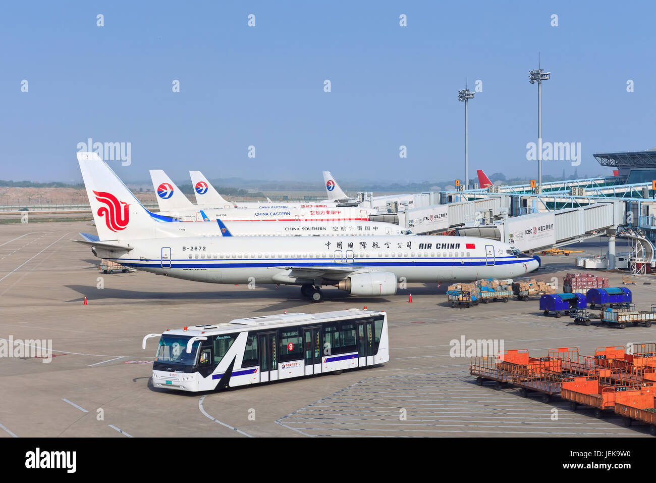 NANJING, 27 MAGGIO 2014. Gli aerei parcheggiati all'aeroporto internazionale Lukou di Nanjing sono composti da due terminal, due piste 3600m, due torri di controllo. Foto Stock