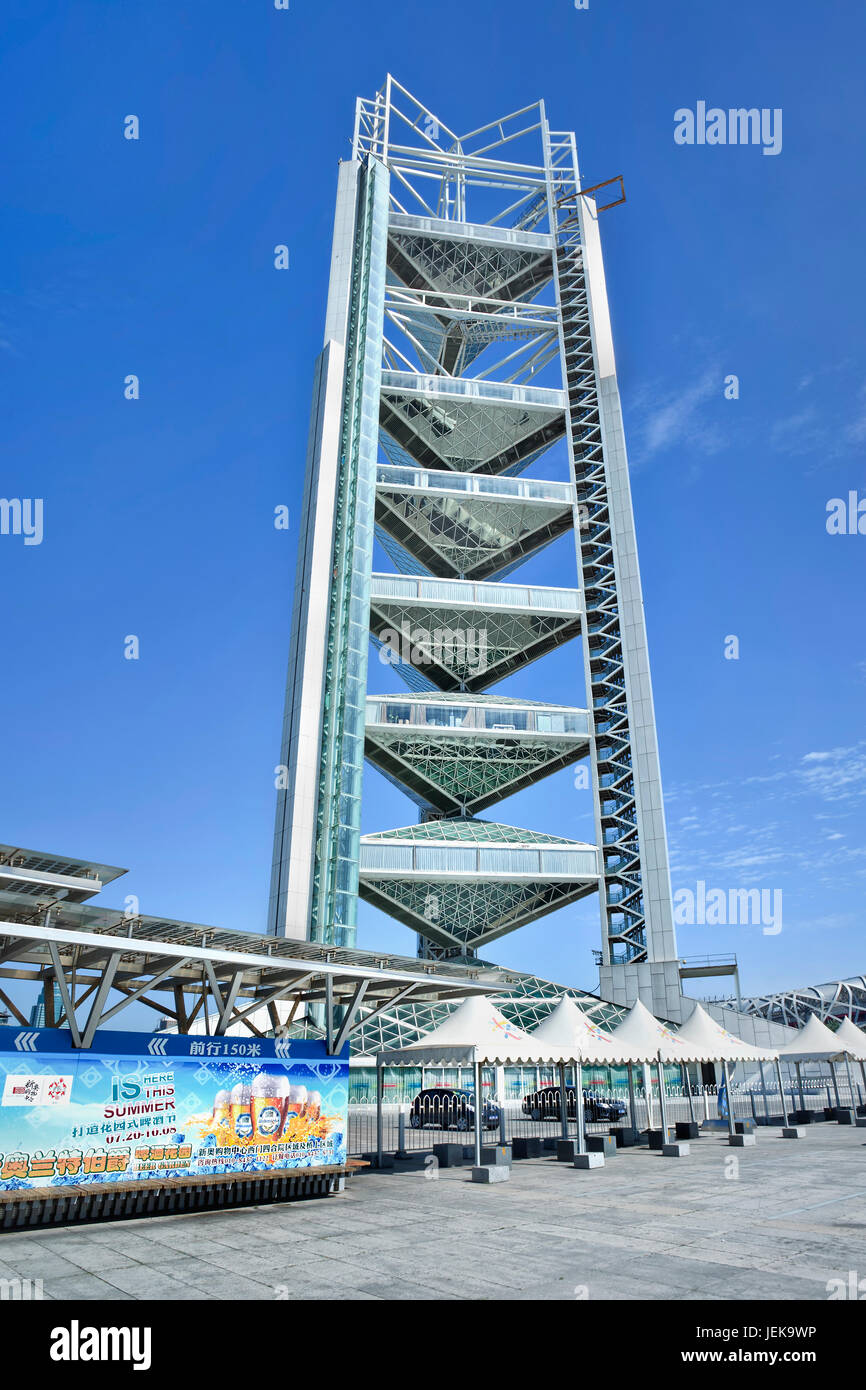 PECHINO – 28 LUGLIO. Ling Long Pagoda al Parco Olimpico. Studi broadcast situati nei baccelli della torre 128m, offrono viste dello skyline. Foto Stock