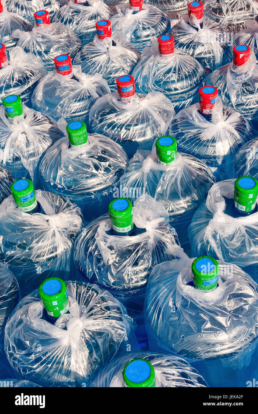 Blu di grandi contenitori in plastica per acqua e altri liquidi Foto stock  - Alamy