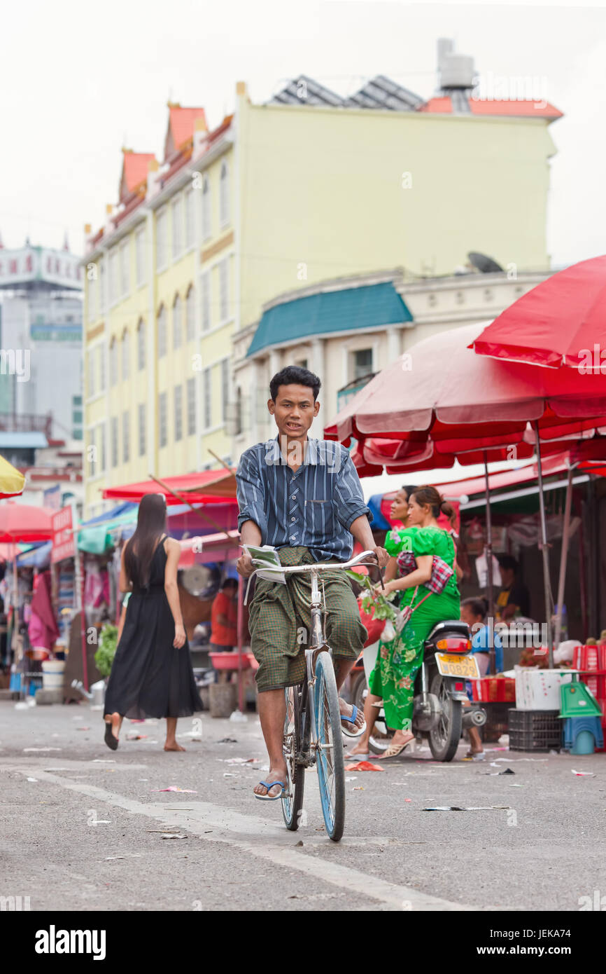 RUILI-CINA-28 GIUGNO 2014. Cicli umani abbronzati sul mercato ocale. Ruili è al confine con il Myanmar, il 64% della popolazione è membro di minoranze etniche. Foto Stock