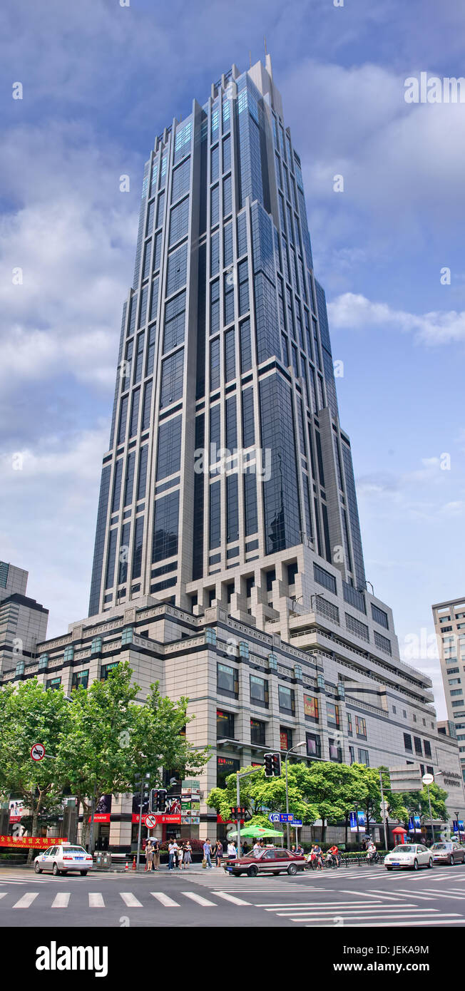 SHANGHAI-AGO. 26, 2009. GRATTACIELO K11. K11 (precedentemente chiamata Hong Kong New World Tower) è un grattacielo a 61 piani e centro commerciale (2002). Foto Stock