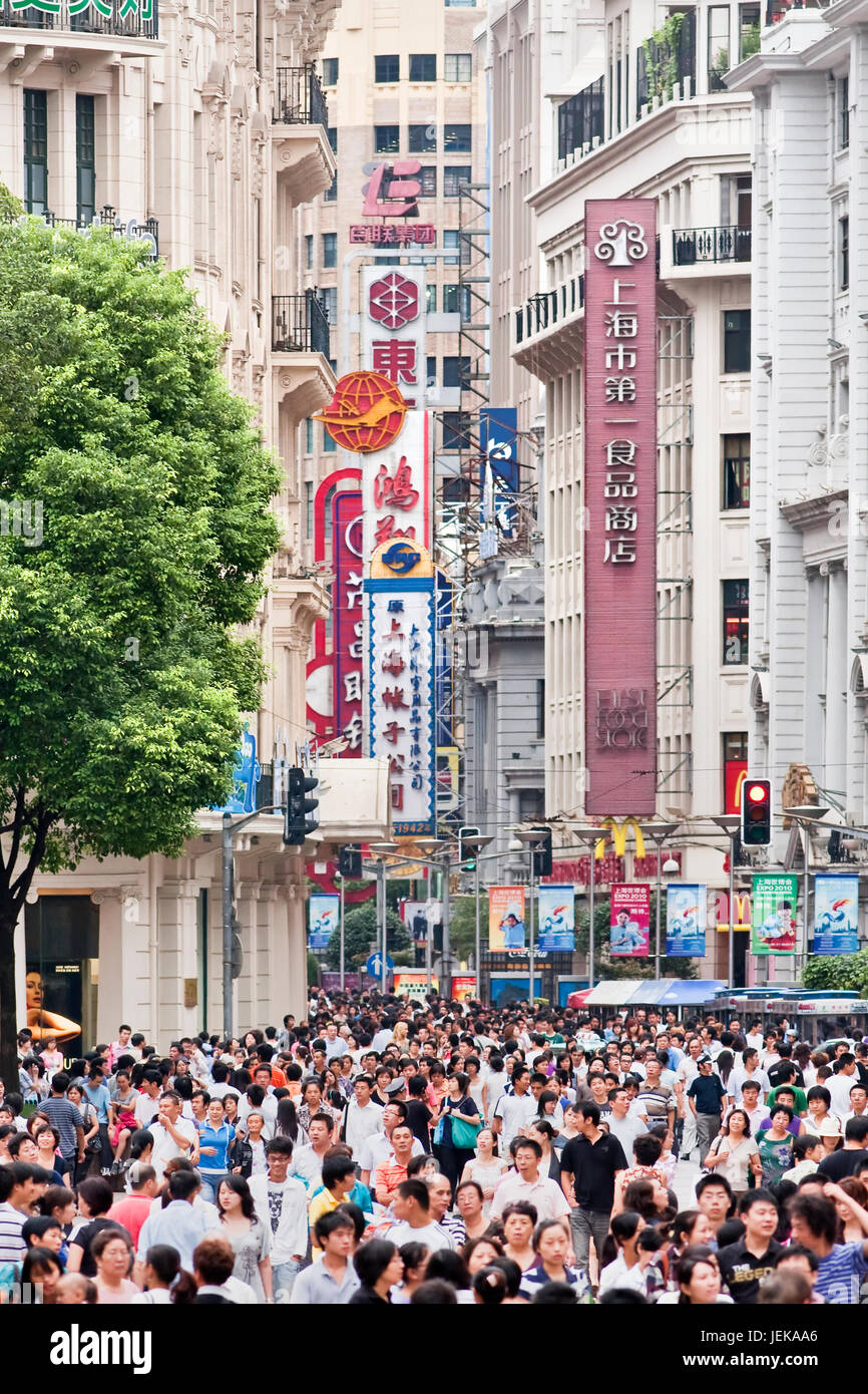 SHANGHAI – AGOSTO. 30, 2009. Nanjing Road nel fine settimana. Nanjing Road è la principale via dello shopping di Shanghai, Cina, ed è una delle più trafficate del mondo. Foto Stock