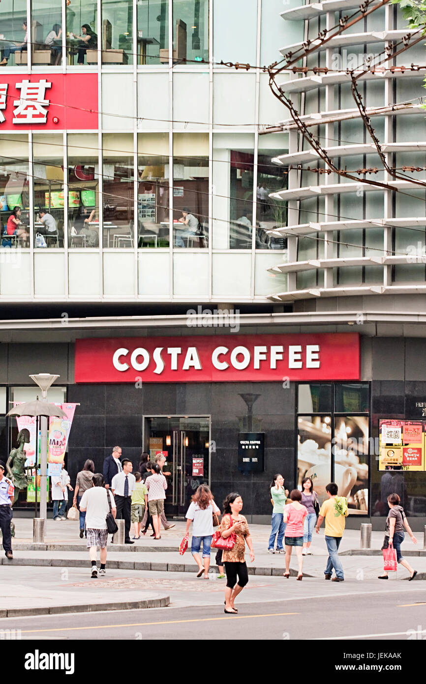 SHANGHAI-AGO. 31; 2009. Caffetteria Costa a Shanghai. Costa fu fondata da Sergio e Bruno Costa nel 1971 e gestisce 785 negozi in Cina. Foto Stock