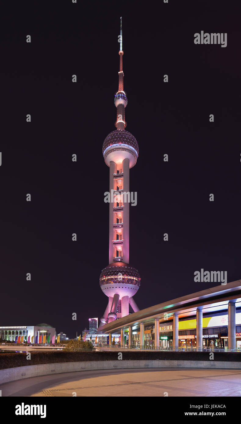 SHANGHAI-DEC. 1, 2014. Oriental Pearl Tower al crepuscolo. Con 470 metri la Oriental Pearl è uno di Shanghai più alti edifici ubicati in corrispondenza di Lujiazui Foto Stock