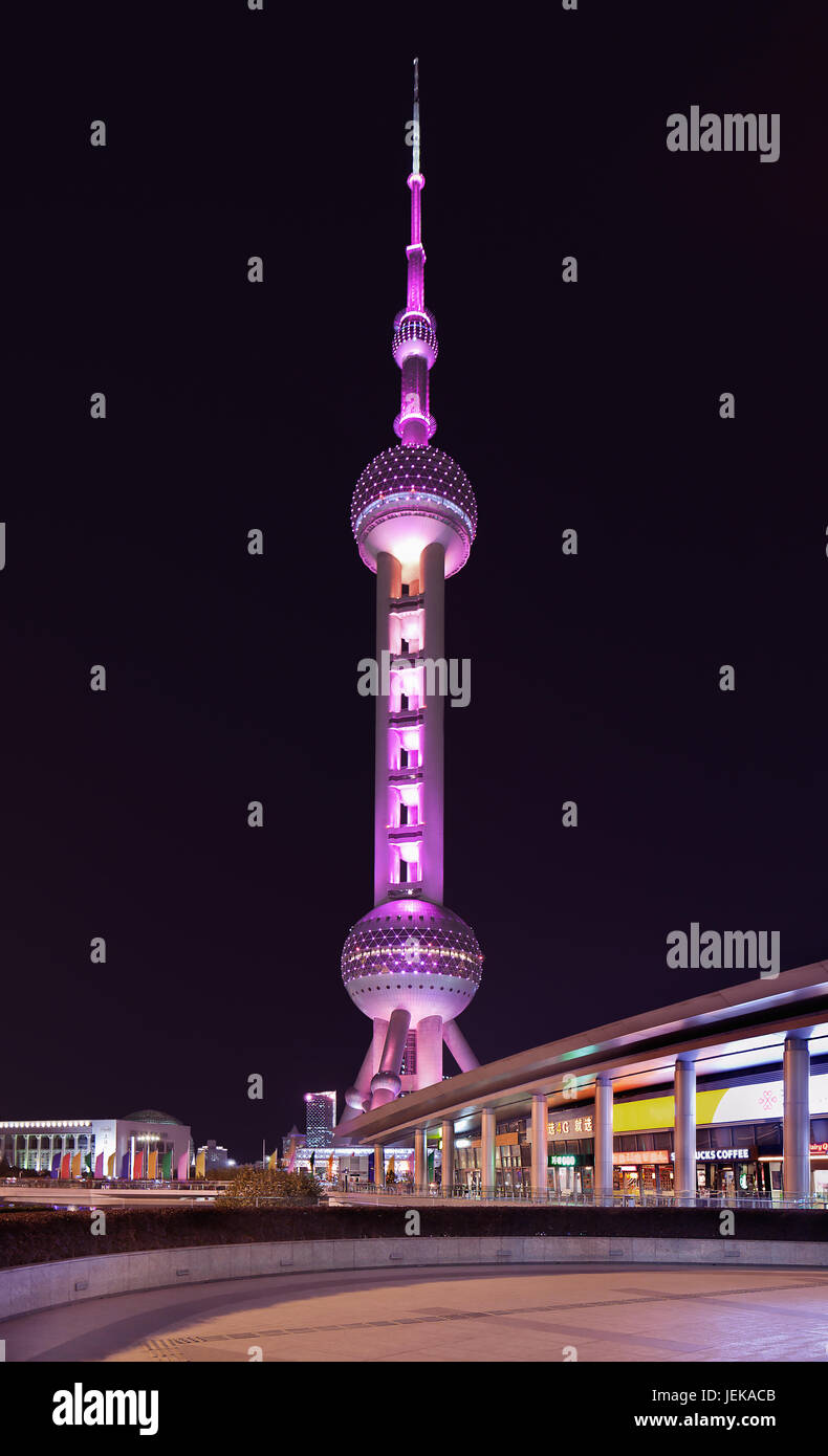 SHANGHAI-DEC. 1, 2014. Oriental Pearl Tower al crepuscolo. Con 470 metri la Oriental Pearl è uno di Shanghai più alti edifici ubicati in corrispondenza di Lujiazui Foto Stock