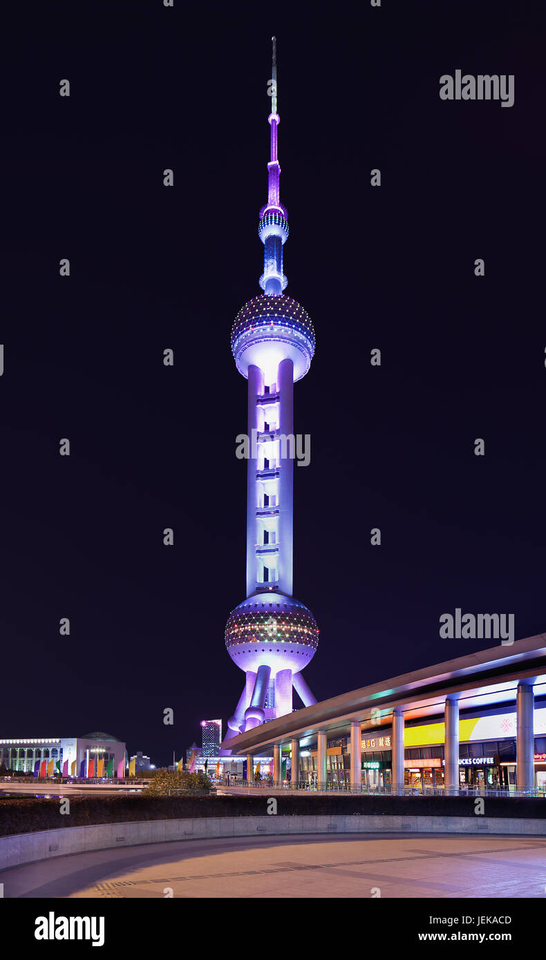 SHANGHAI-DEC. 1, 2014. Oriental Pearl Tower al crepuscolo. Con 470 metri la Oriental Pearl è uno di Shanghai più alti edifici ubicati in corrispondenza di Lujiazui Foto Stock
