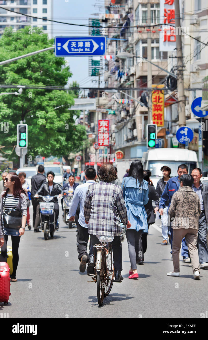 SHANGHAI-5 MAGGIO 2014. Abitanti della città sulla strada in una zona densa. Le densità urbane hanno una media di circa 40.000 residenti per CHILOMETRO quadrato nei distretti centrali. Foto Stock