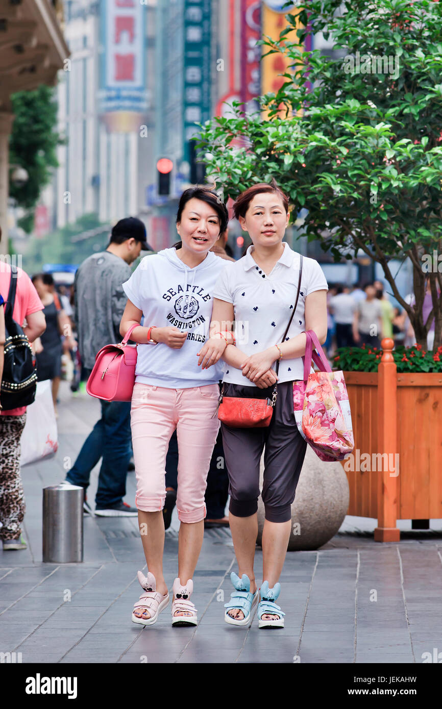 Moda le donne di mezza età in centro commerciale. Dopo Milano, Parigi, Londra e New York, Shanghai sta andando alla moda orientale capitale. Foto Stock