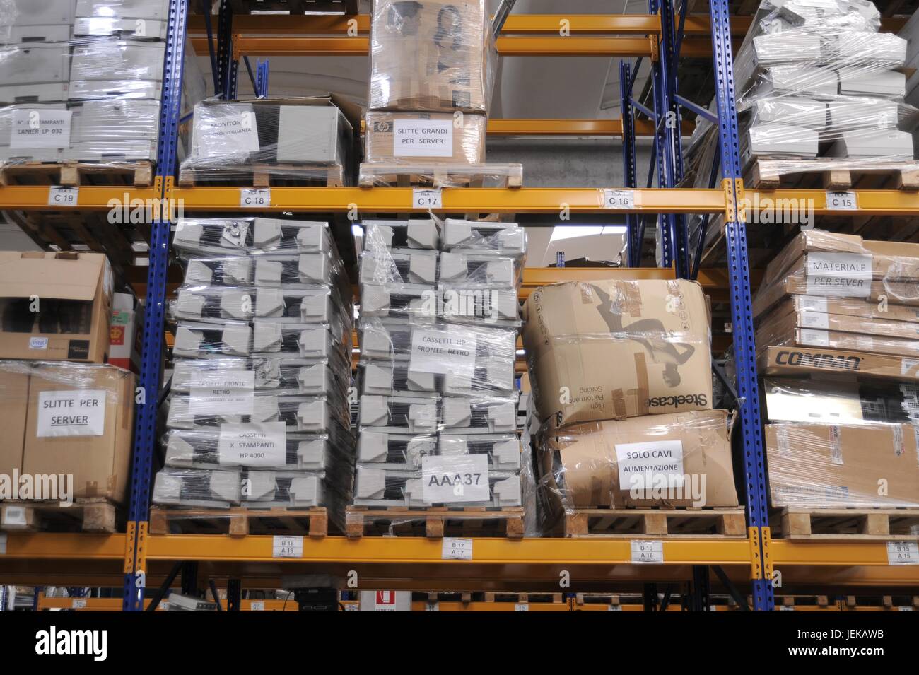 Cooperativa Nuova vita Tech, organizzazione non-profit, rigenera ogni anno migliaia di computer scartati da grandi aziende e poi li assegna alle scuole e progetti umanitari in Italia e in altri paesi, utilizzando il lavoro di gruppi svantaggiati come prigionieri con la condizionale e gli ex prigionieri, promuovere il loro reinserimento sociale (Usmate Velate, Milano, lombardia, italia) Foto Stock