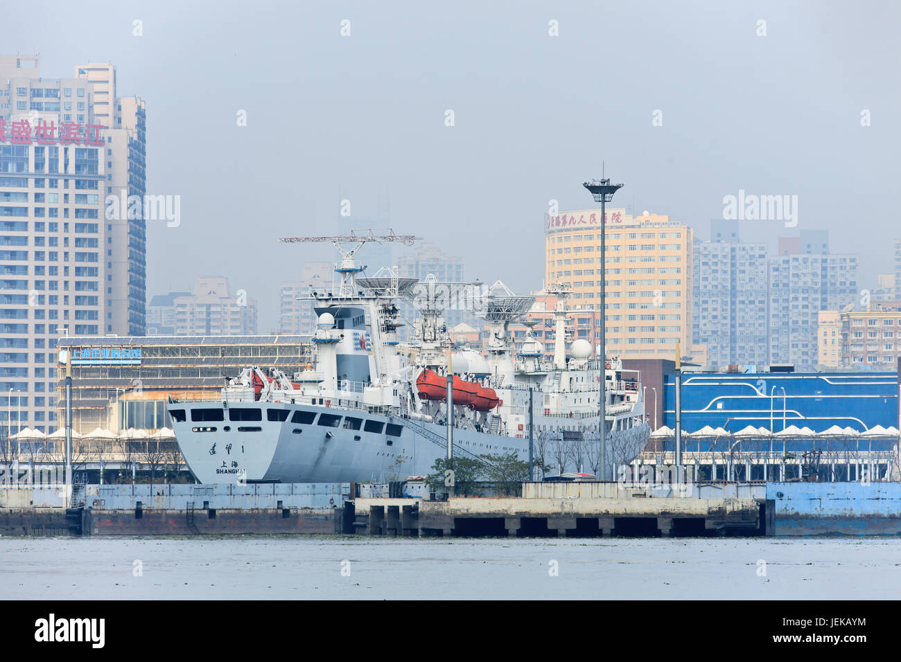 Cinese satellite tracking nave Liao Wang, caricato con i satelliti e gli scanner, con equipaggio da scienziati di contribuire alla Cina di ingegneria spaziale. Foto Stock