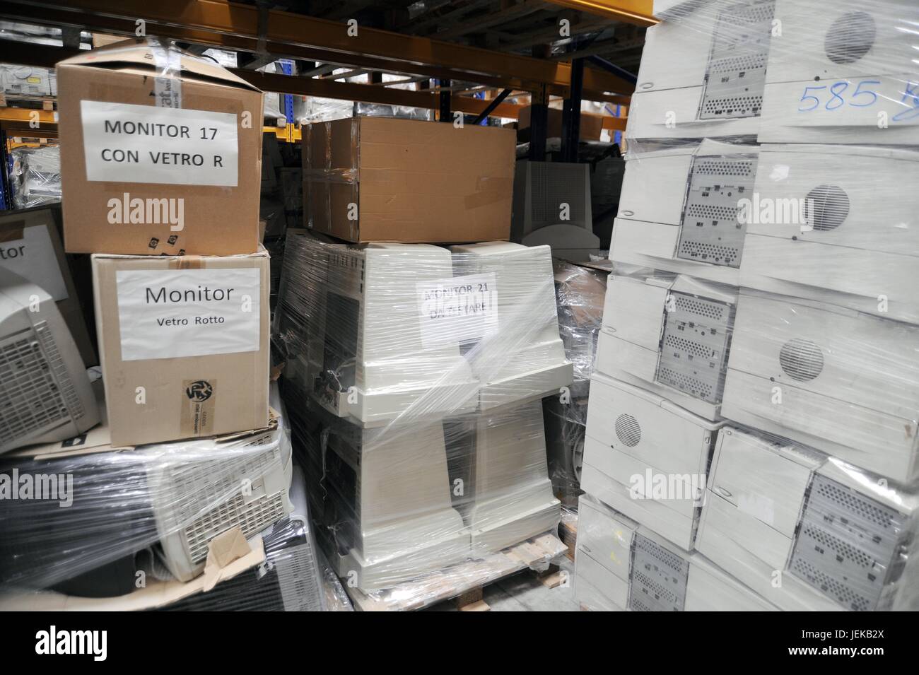 Cooperativa Nuova vita Tech, organizzazione non-profit, rigenera ogni anno migliaia di computer scartati da grandi aziende e poi li assegna alle scuole e progetti umanitari in Italia e in altri paesi, utilizzando il lavoro di gruppi svantaggiati come prigionieri con la condizionale e gli ex prigionieri, promuovere il loro reinserimento sociale (Usmate Velate, Milano, lombardia, italia) Foto Stock