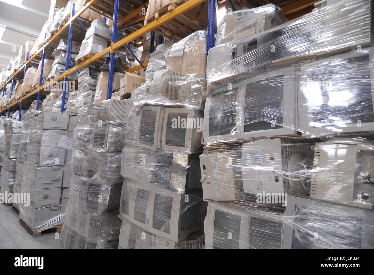 Cooperativa Nuova vita Tech, organizzazione non-profit, rigenera ogni anno migliaia di computer scartati da grandi aziende e poi li assegna alle scuole e progetti umanitari in Italia e in altri paesi, utilizzando il lavoro di gruppi svantaggiati come prigionieri con la condizionale e gli ex prigionieri, promuovere il loro reinserimento sociale (Usmate Velate, Milano, lombardia, italia) Foto Stock