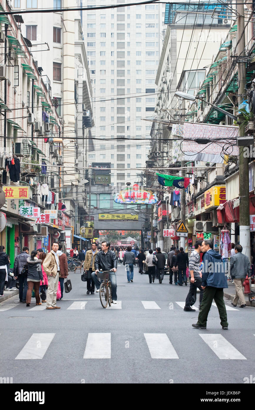 Stretto vicolo Downtown Shanghai. Con 23 milioni di cittadini di Shanghai è più grande della Cina in città dalla popolazione. Foto Stock