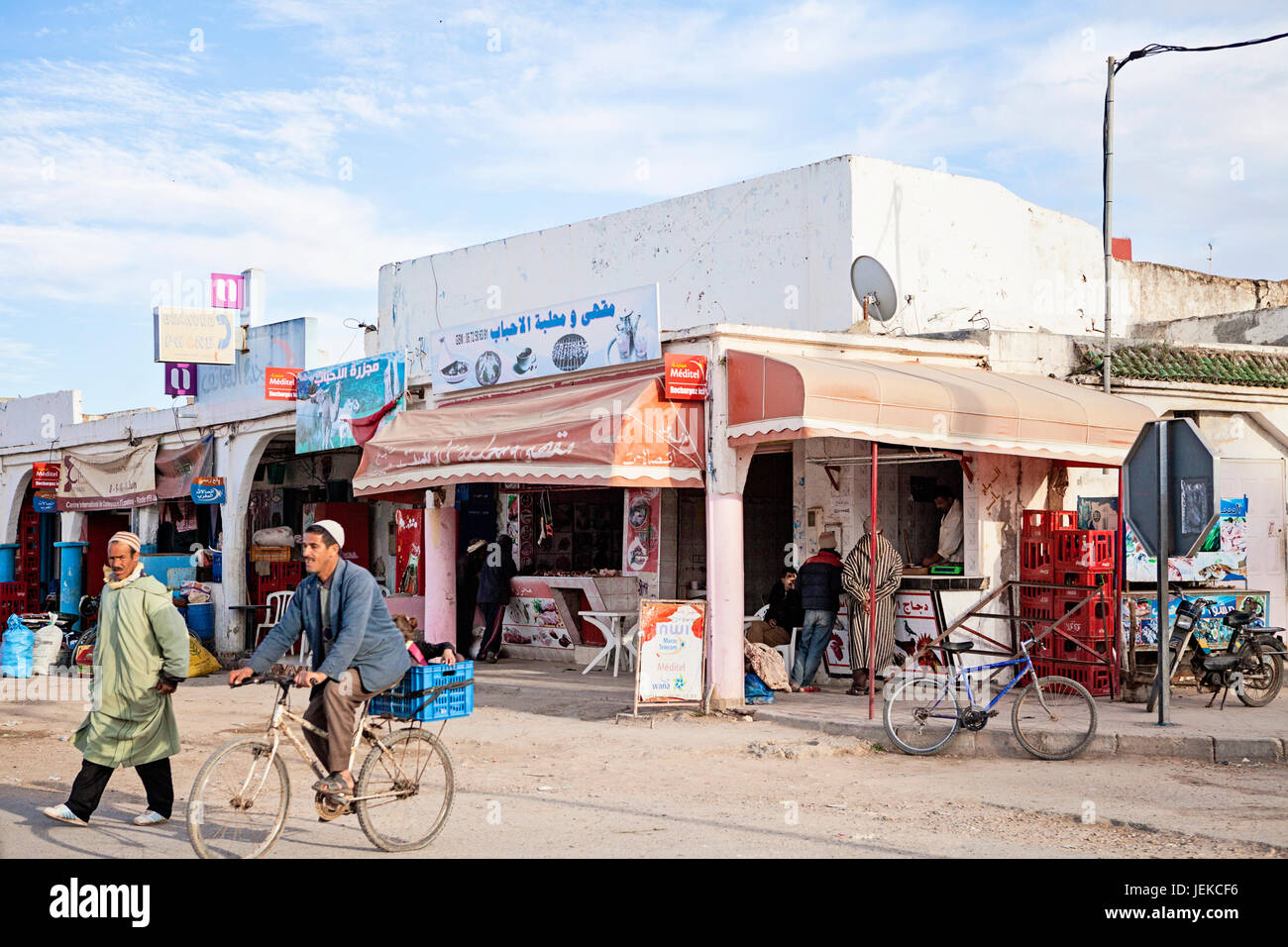 Piccole città in Marocco. Strade di negozi e vita quotidiana. Foto Stock