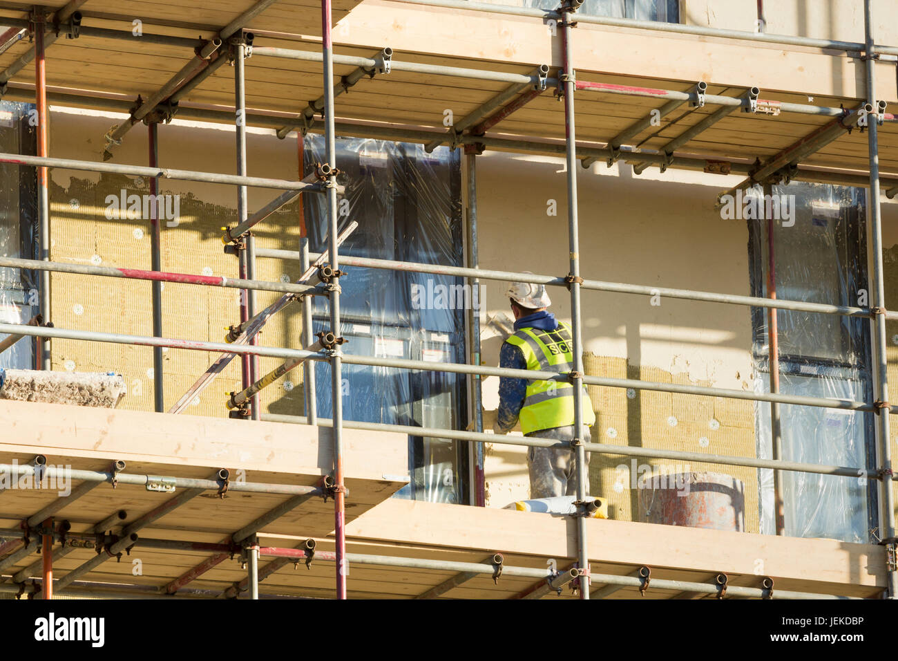 Rivestimento essendo montato a Kennedy Gardens in Billingham, a nord-est dell' Inghilterra nel 2013/2014. Controllo successivo Grenfell fire trovato alcuni del rivestimento Foto Stock
