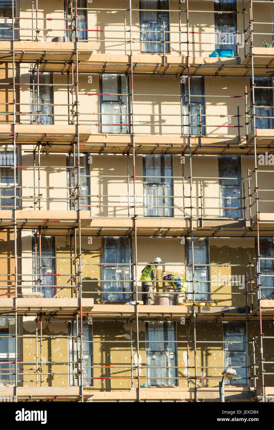 Rivestimento essendo montato a Kennedy Gardens in Billingham, a nord-est dell' Inghilterra nel 2013/2014. Controllo successivo Grenfell fire trovato alcuni del rivestimento Foto Stock