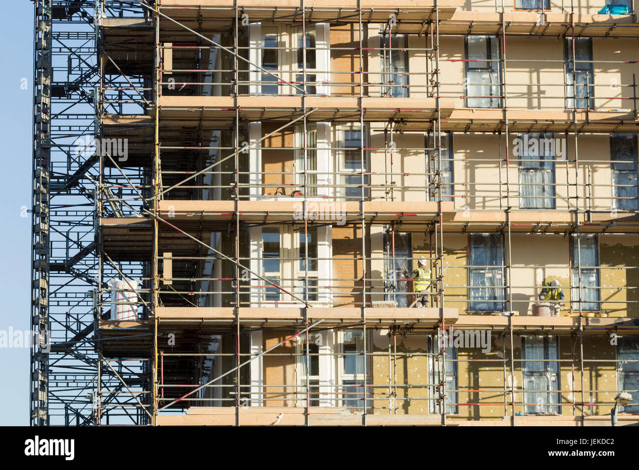 Rivestimento essendo montato a Kennedy Gardens in Billingham, a nord-est dell' Inghilterra nel 2013/2014. Controllo successivo Grenfell fire trovato alcuni del rivestimento Foto Stock