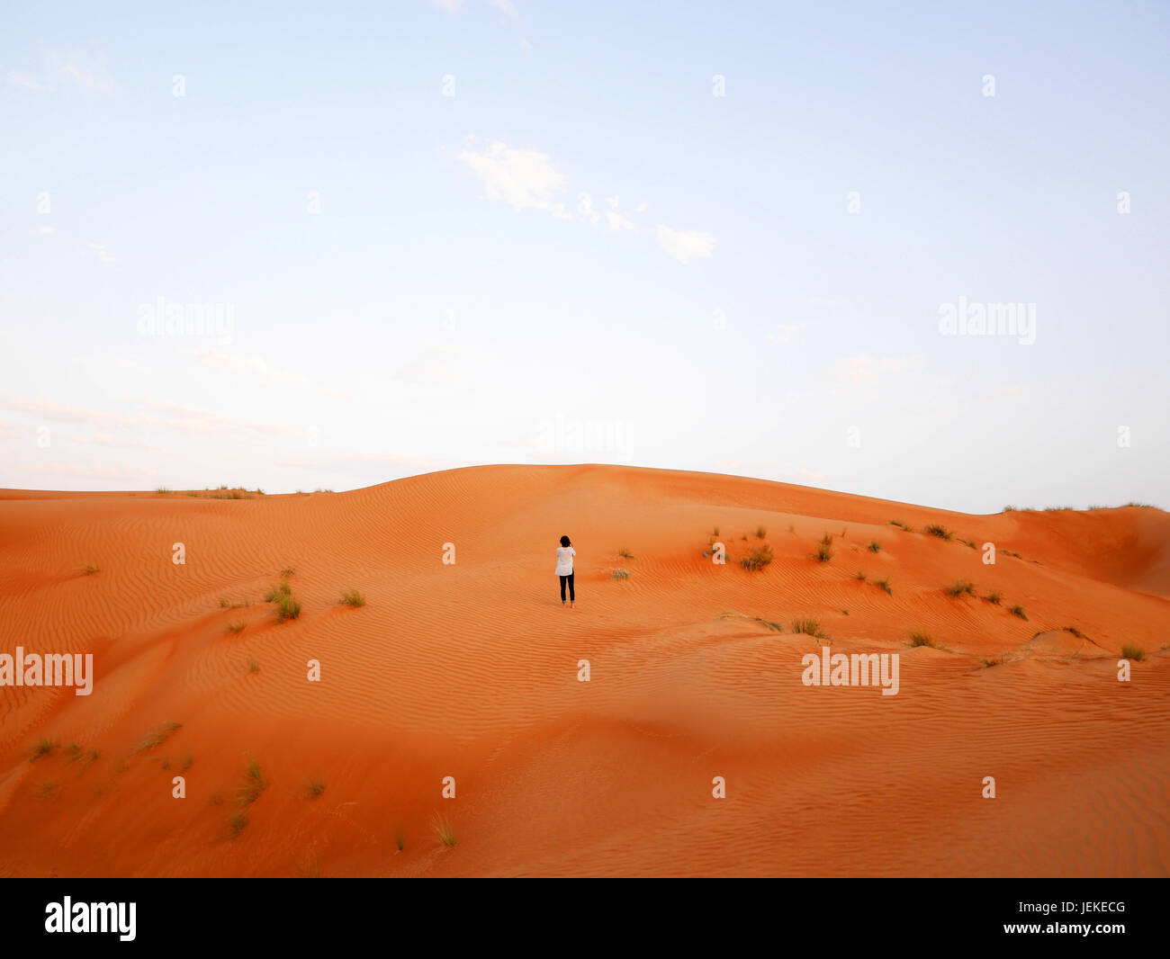 La donna a circondato da grandi dune di sabbia del Wahiba, Oman Foto Stock