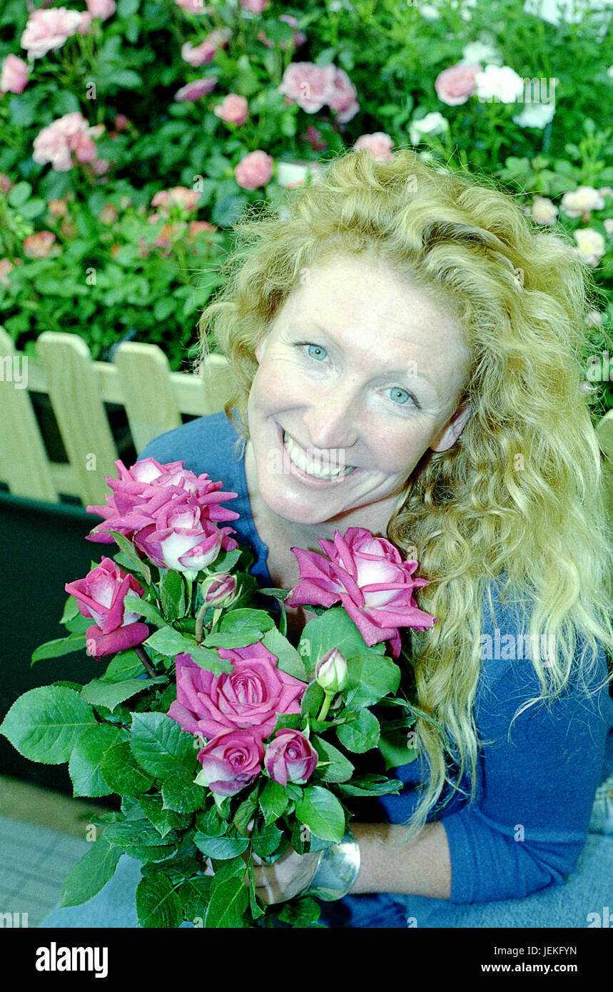 TV giardiniere Charlie Dimmock svela una rosa chiamato dopo il suo 'Dimmock Rose' in Birmingham circa 1998 Foto Stock