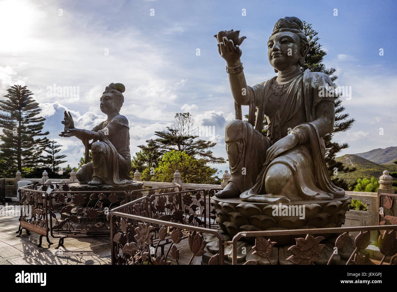 Statue buddiste a Tian Tan Buddha, Ngong Ping, Hong Kong, Cina Foto Stock