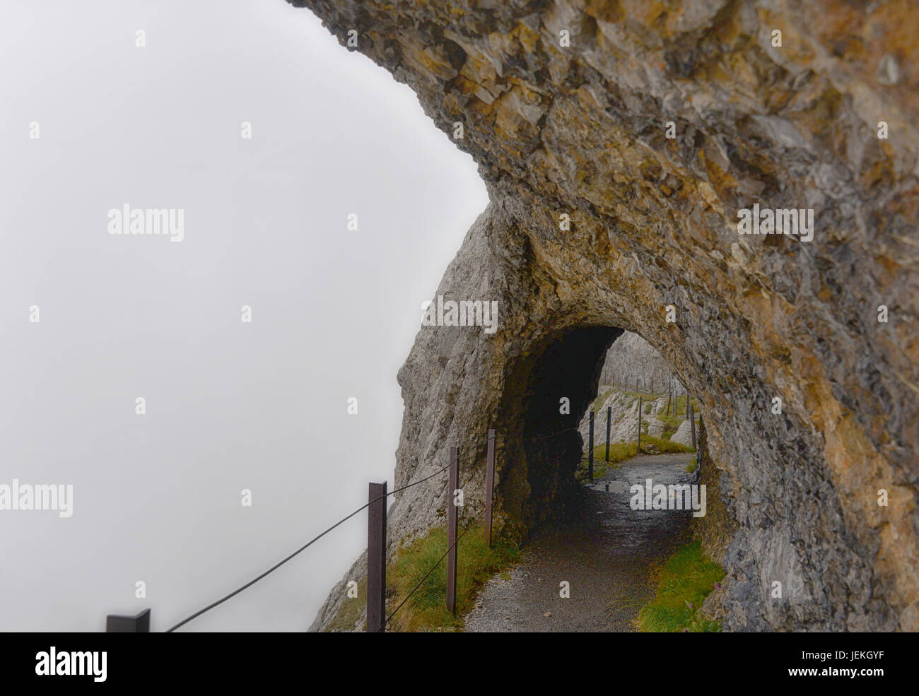 Sentiero attraverso arco naturale, monti Pilatus, Svizzera Foto Stock