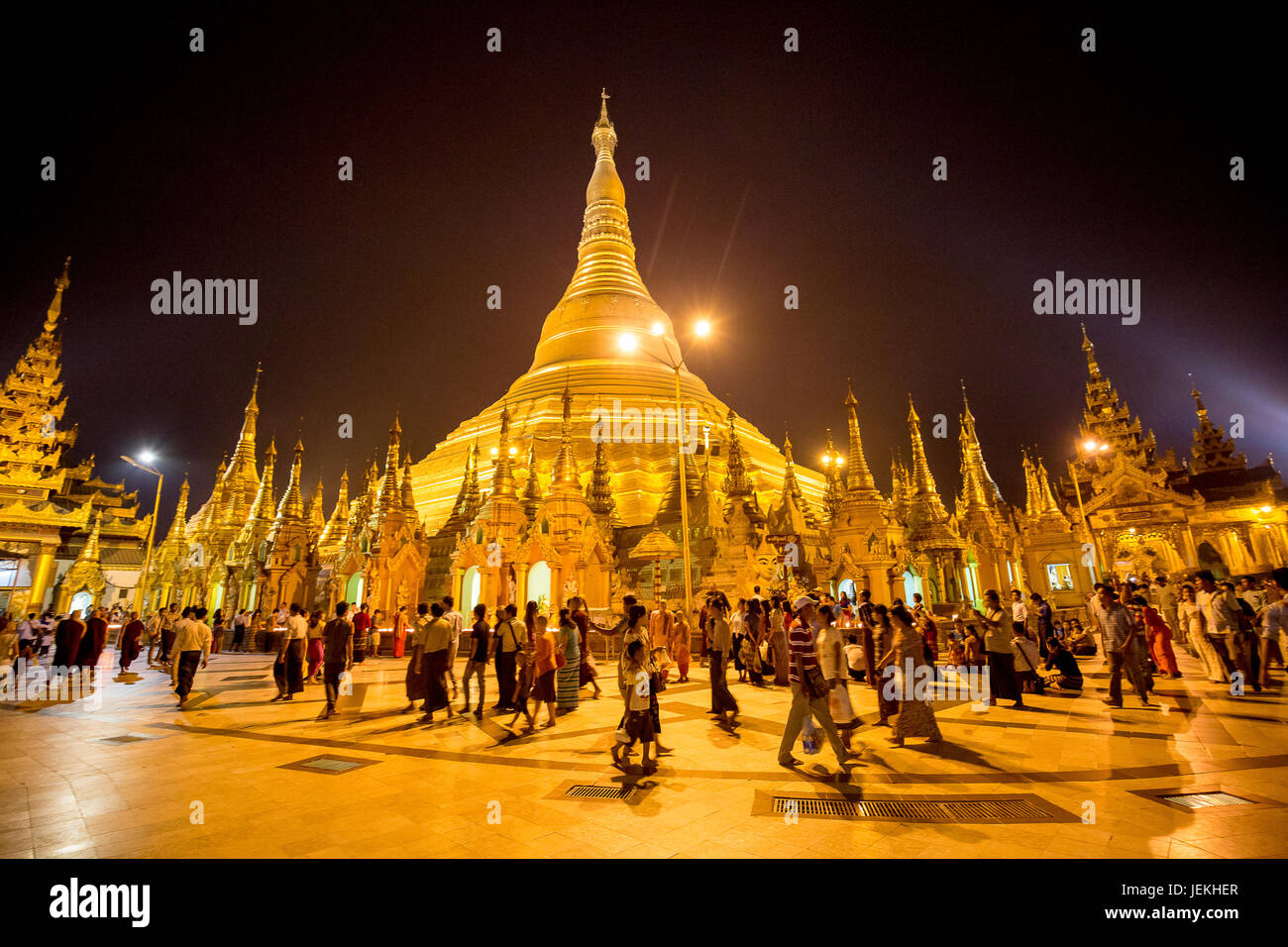 La Shwedagon pagoda - Shwedagon Zedi Daw - Grande Dagon Pagoda - Golden Pagoda stupa dorato Yangon Myanmar Foto Stock