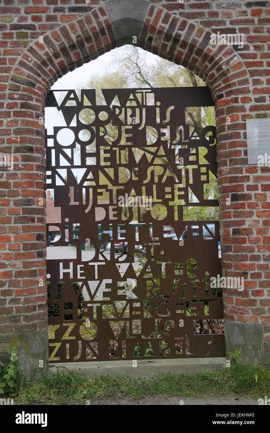 Brugge gate con scritte in metallo Foto Stock