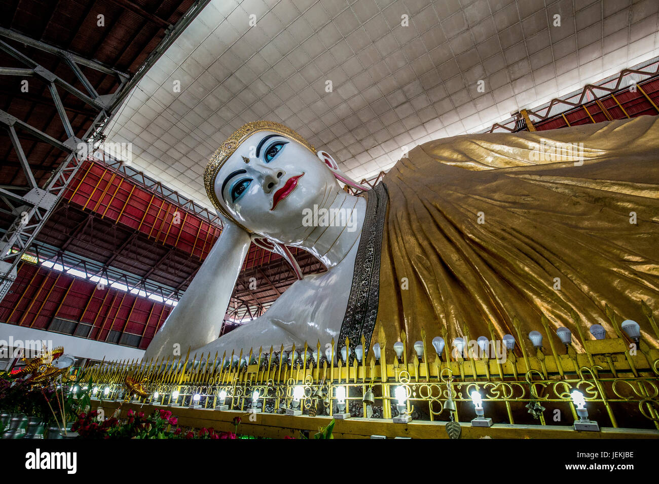 Chaukhtatgyi Paya di Yangon Ragoon città MYANMAR Birmania - Chaukhtatgyi il Tempio del Buddha reclinato - immagini di Buddha in Myanmar Foto Stock