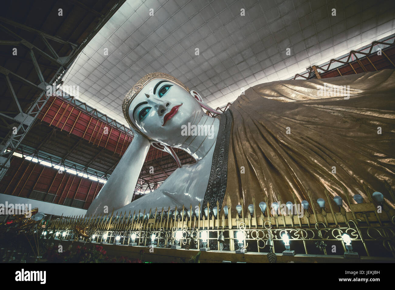 Chaukhtatgyi Paya di Yangon Ragoon città MYANMAR Birmania - Chaukhtatgyi il Tempio del Buddha reclinato - immagini di Buddha in Myanmar Foto Stock