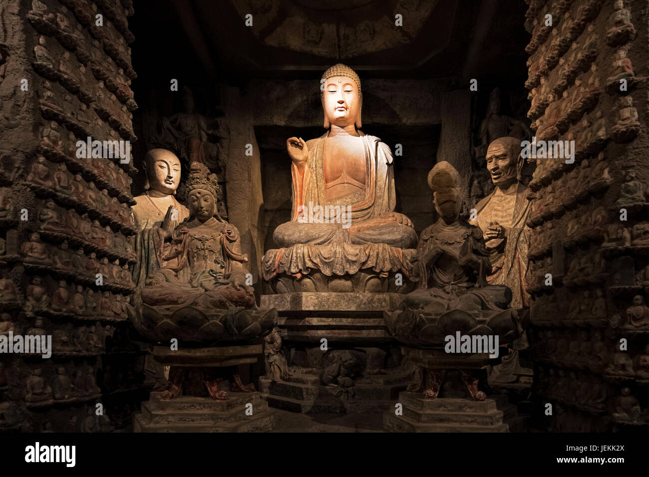 Buddha di pietra e le reliquie dalla Zhongshan grotte nella contea di Zichang visualizzati al Museo Storico di Shaanxi in Xian, Provincia di Shaanxi in Cina Foto Stock