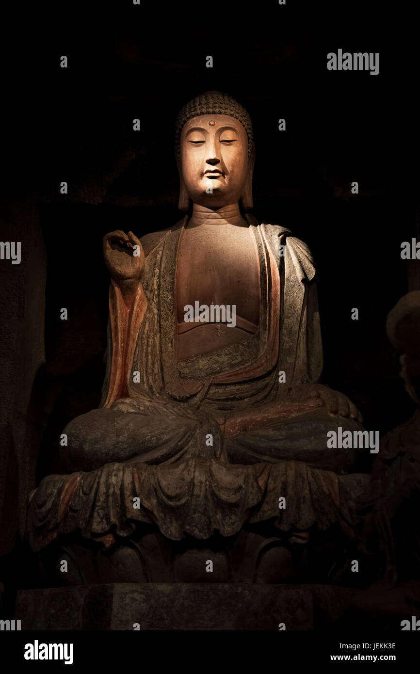 Buddha di pietra e le reliquie dalla Zhongshan grotte nella contea di Zichang visualizzati al Museo Storico di Shaanxi in Xian, Provincia di Shaanxi in Cina Foto Stock