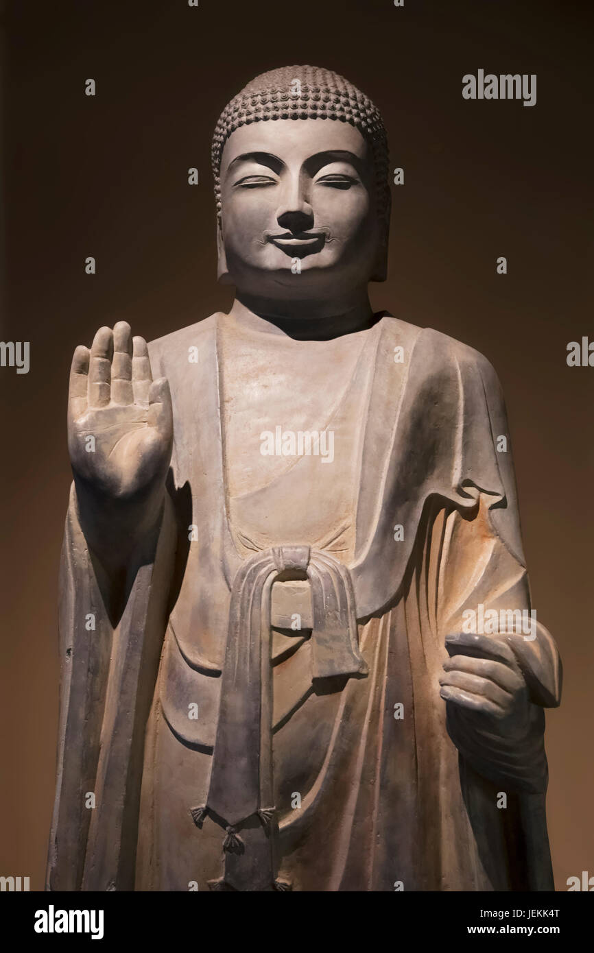 In piedi la statua del Buddha Sakyamuni scavato dal villaggio Wanzi nel distretto di Baqiao, in mostra presso il Museo Storico di Shaanxi, provincia di Shaanxi, Xian Foto Stock